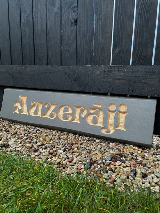 Oša koka māju nosaukums - tonis "Grafīts"