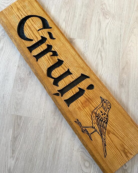 Māju norādes no neapzāģētiem dēļiem