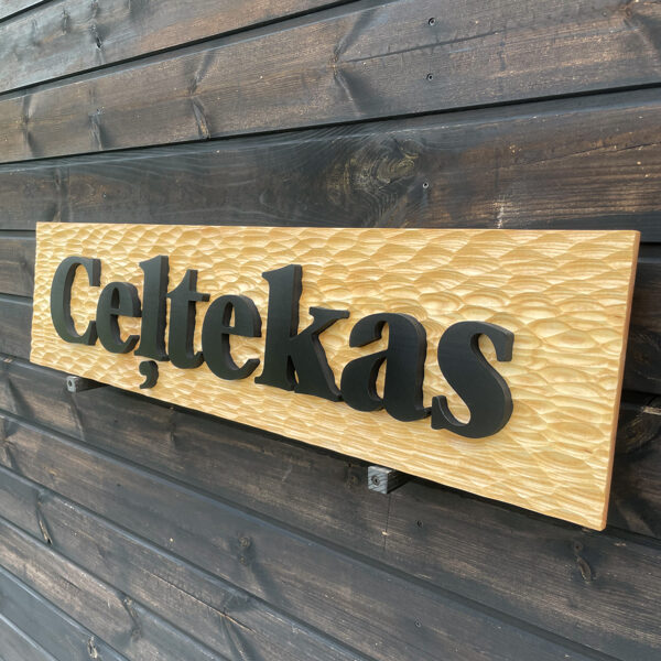 Mājas nosaukuma koka norāde